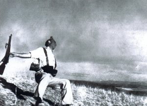 キャパの名を世界に知らしめた作品「崩れ落ちる兵士」-300x216.jpg